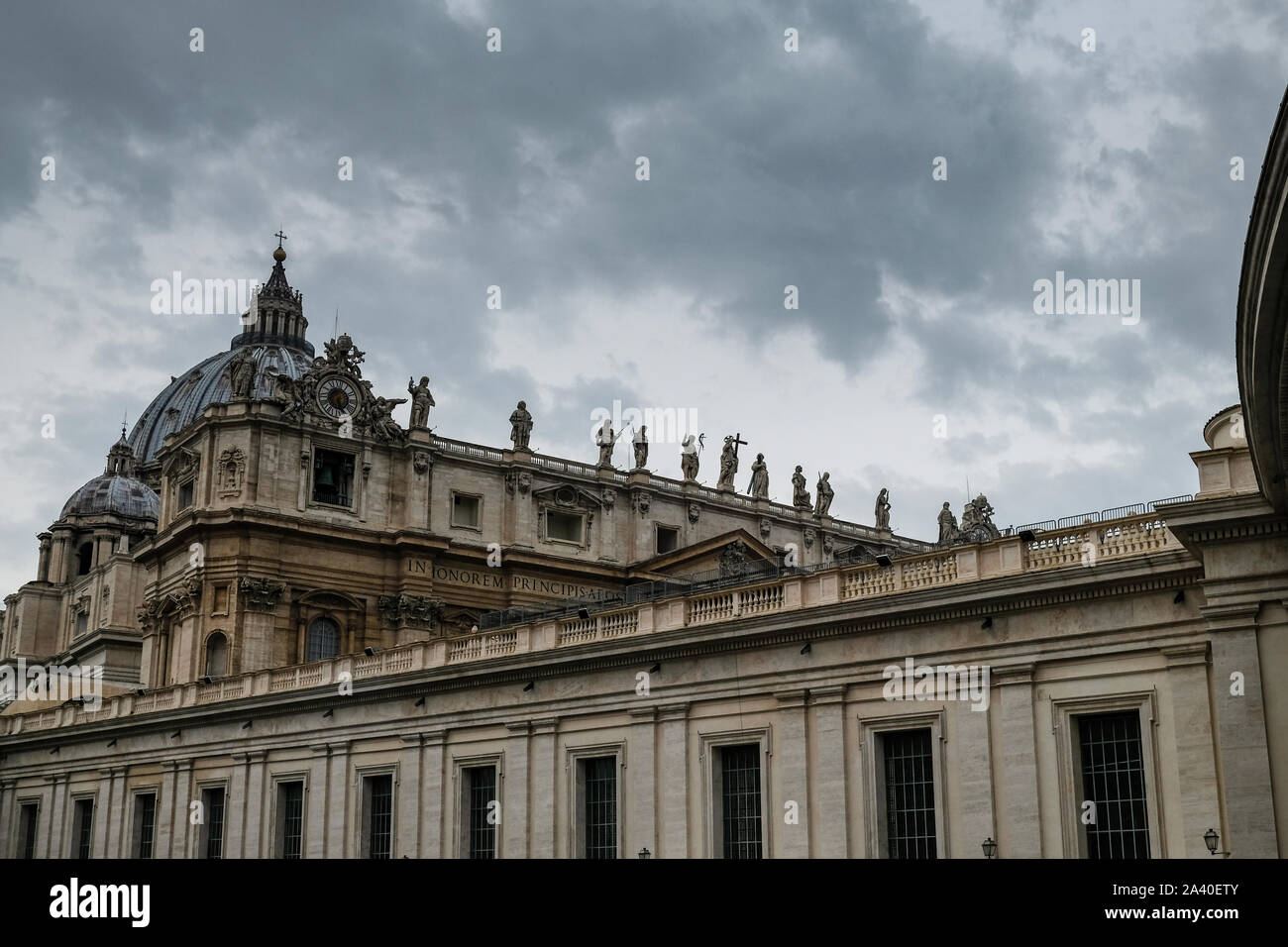 Vista prospettica di san pietro farcade in Vaticano Roma,famoso edificio Foto Stock