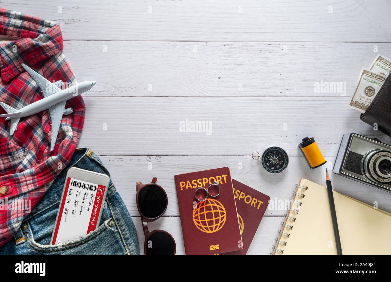 Lay piatto di carta di imbarco elettronica sullo smartphone con voce di viaggio con accessori essenziali elementi di vacanza accessorio con copia spazio. concetto di viaggio indietro Foto Stock