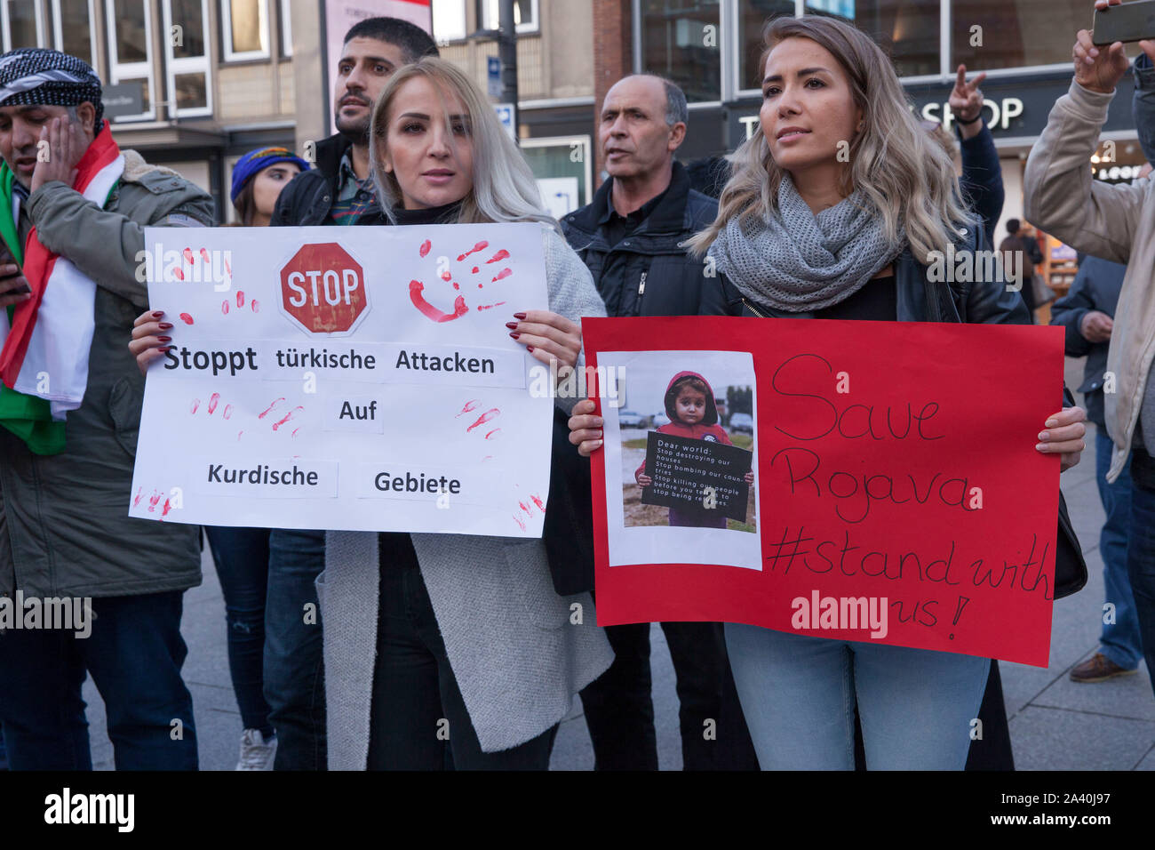 Colonia, Germania, 10 Ottobre 2019: Dopo la Turchia offensiva militare in Siria settentrionale, Curdi dimostrare contro Recep Tayyip Erdogan la politica. Koe Foto Stock