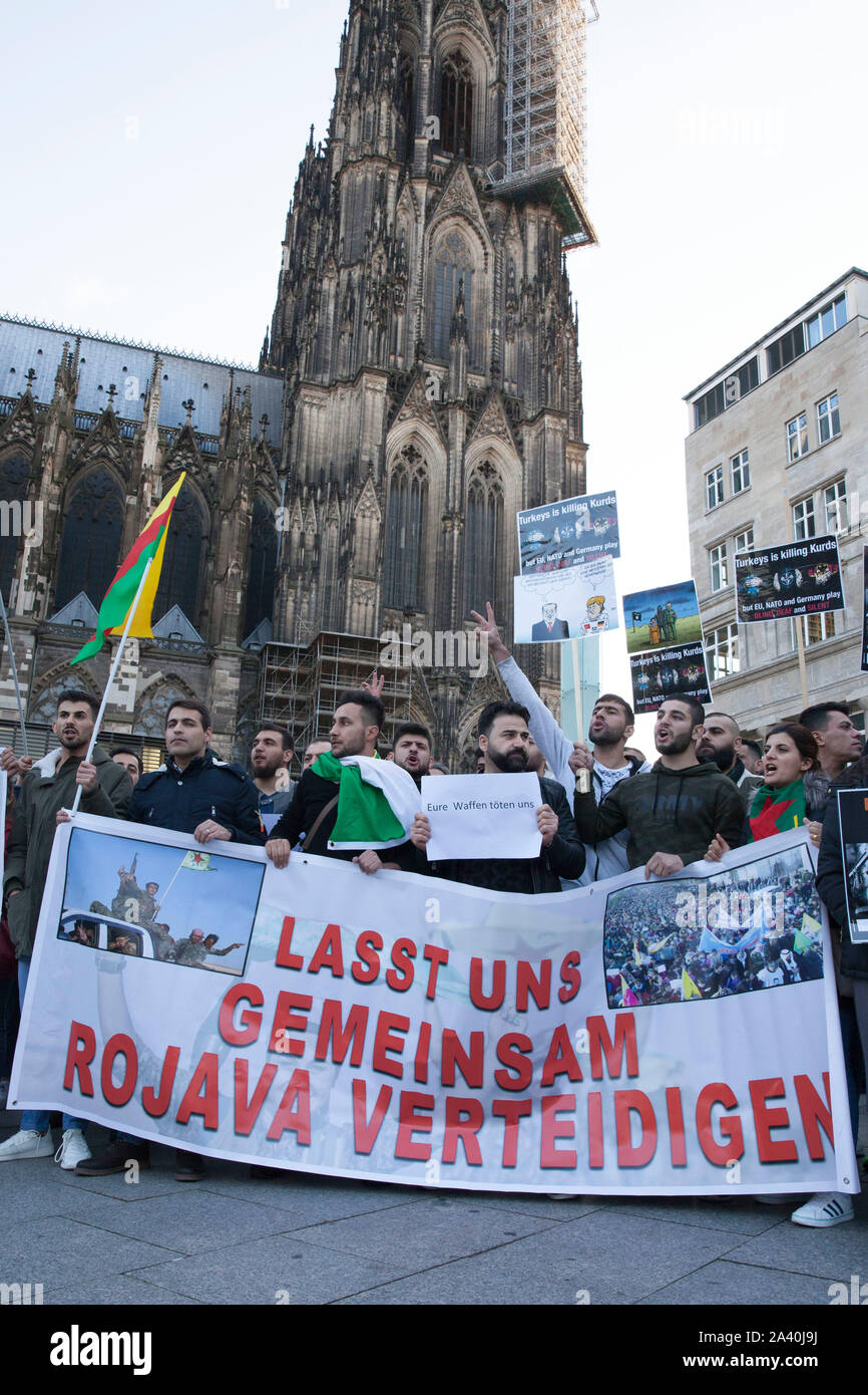 Colonia, Germania, 10 Ottobre 2019: Dopo la Turchia offensiva militare in Siria settentrionale, Curdi dimostrare contro Recep Tayyip Erdogan la politica. Koe Foto Stock