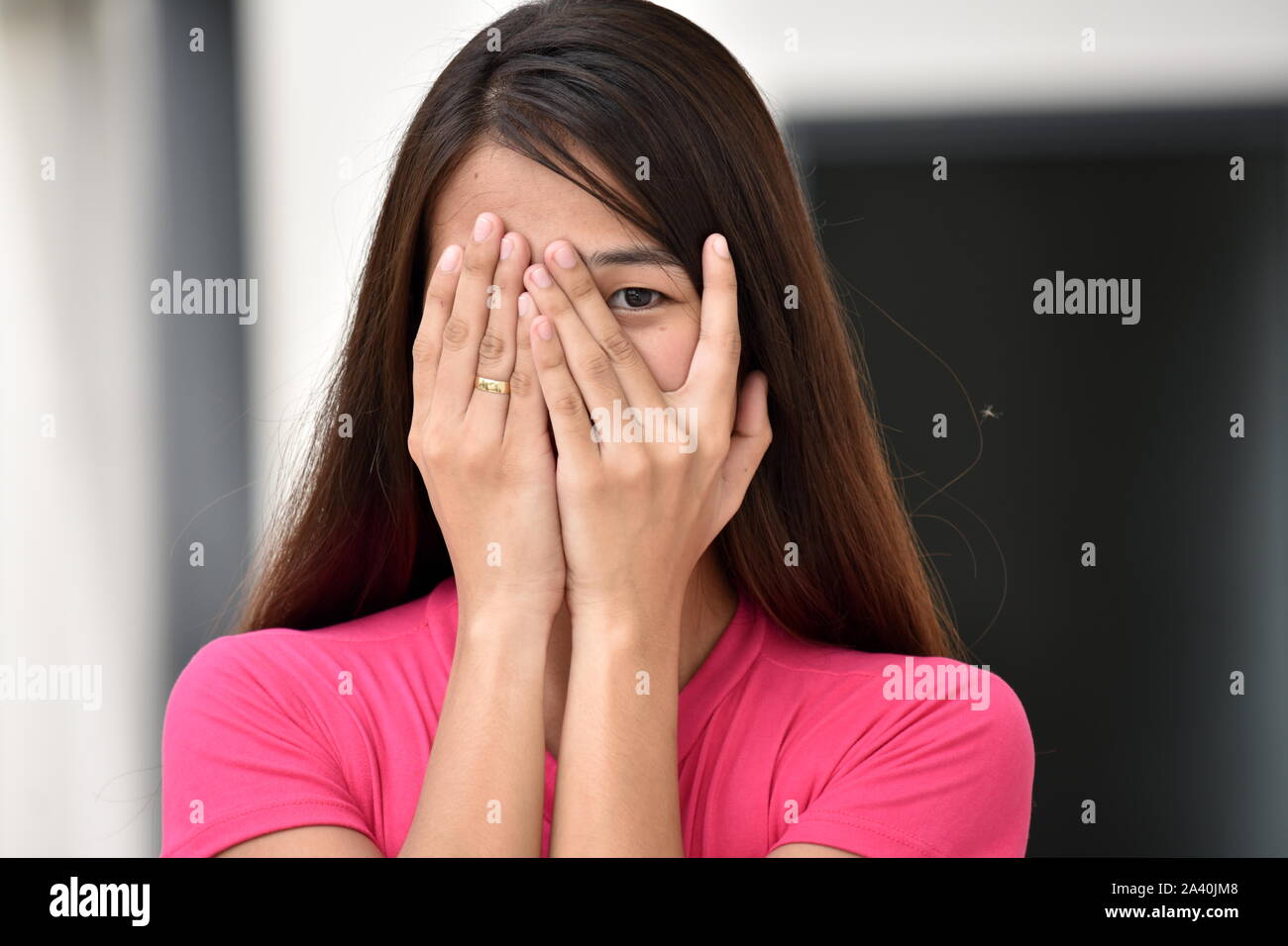 Bella femmina di minoranza e di paura Foto Stock