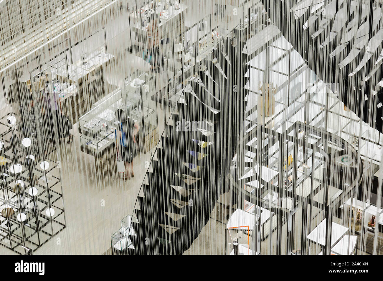 Ginza, Tokyo, Giappone. Una vista di spazio retail attraverso la sospensione pezzo di arte 'Six barche' da Chiharu Shiota a Ginza 6. Foto Stock