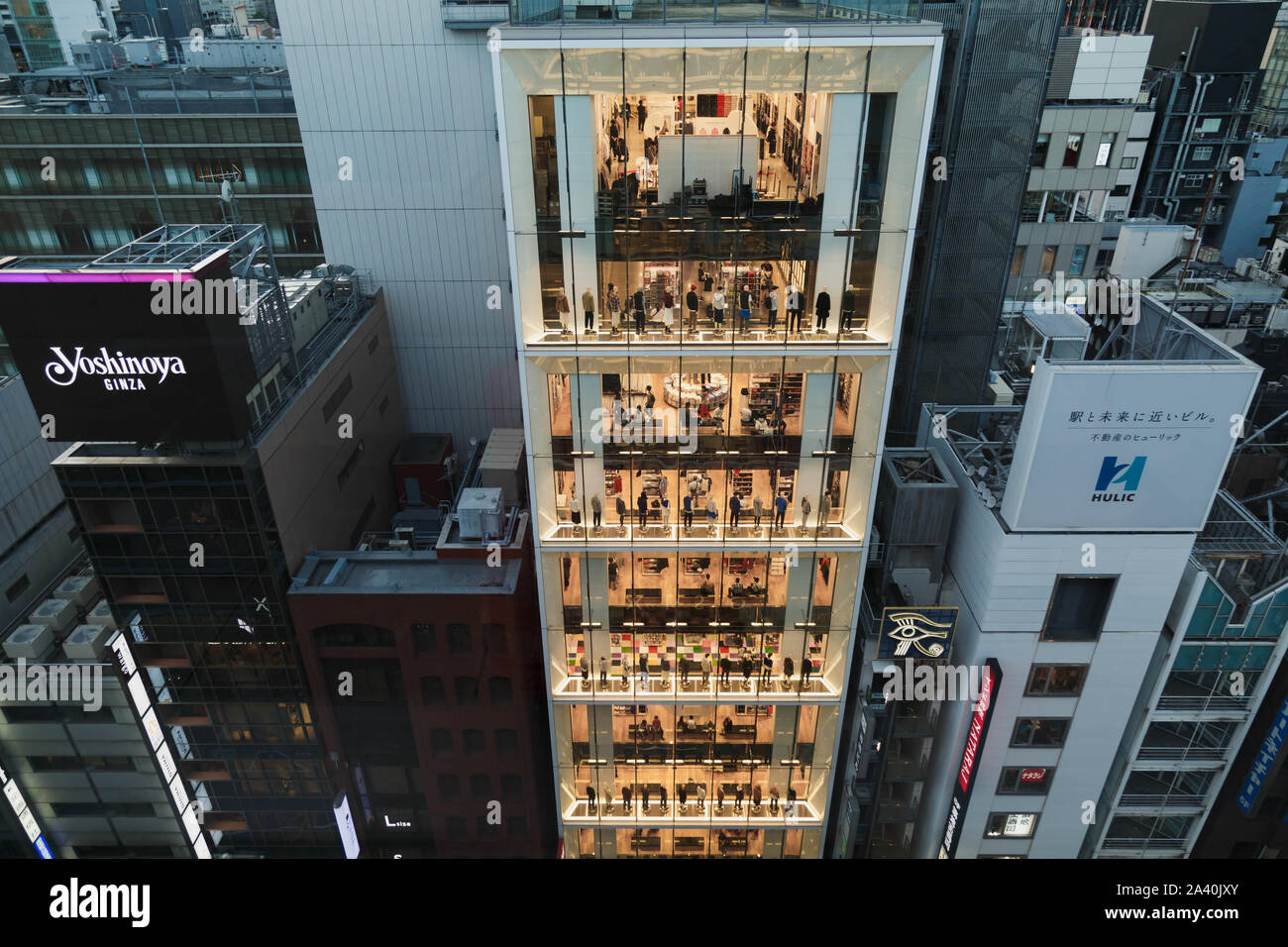 Ginza, Tokyo, Giappone. Una vista esterna di Uniqlo flagship store illuminare tra gli altri edifici di vendita al dettaglio e che la loro uscita più grande che ho in Giappone. Foto Stock
