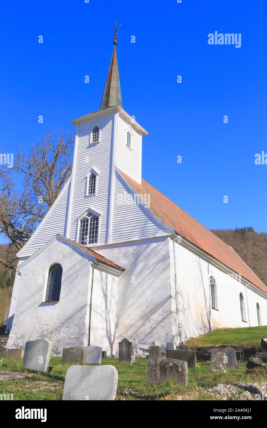 La facciata della chiesa del XVIII secolo, Chiesa Hosanger, in Mjøsvågen sull isola di Osterøy in Norvegia. Foto Stock