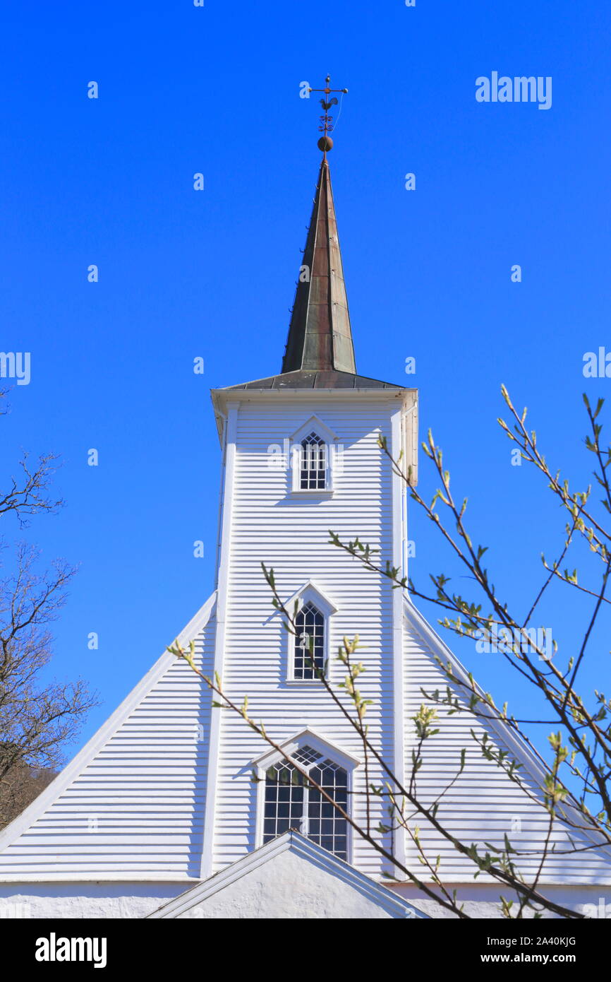 Close up della facciata della chiesa del XVIII secolo, Chiesa Hosanger, in Mjøsvågen sull isola di Osterøy in Norvegia. Foto Stock