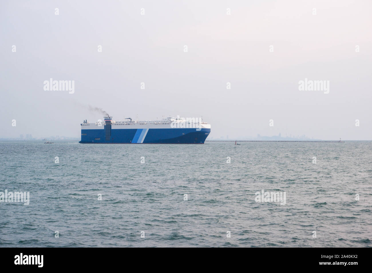 Le navi da carico sono in viaggio per importare ed esportare prodotti. Foto Stock