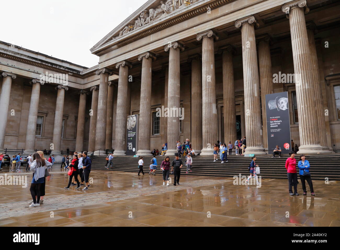 Le persone al di fuori nel cortile, e davanti all'ingresso principale del British Museum a Bloomsbury, Londra, Regno Unito, in una piovosa giornata estiva. Foto Stock