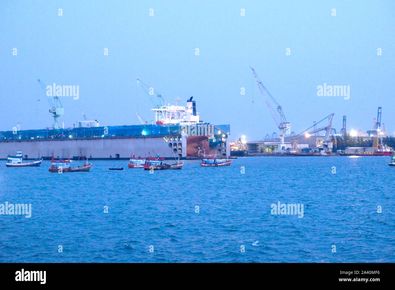 Vista del cantiere navale, cantieri navali, gru, gantry e nave cargo parcheggiato nel porto Foto Stock