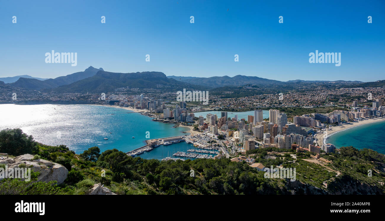 Blu oceano e cielo sereno al mare di Calpe in Spagna Foto Stock