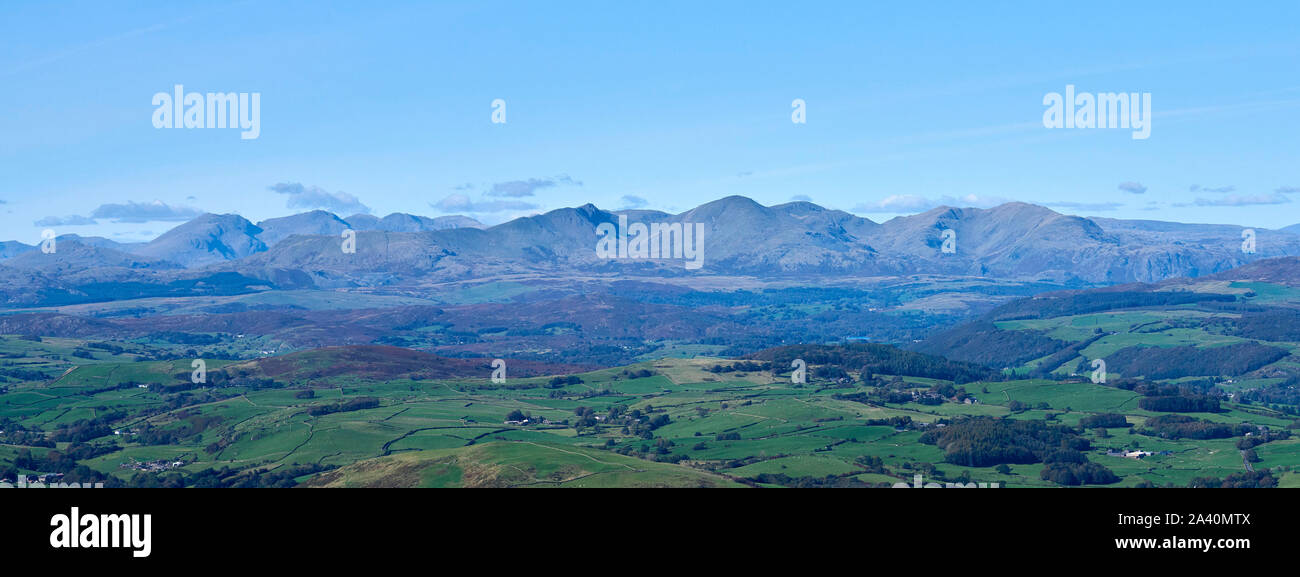 Una vista panoramica ripresa dall'aria, del Lake District fells, dal sud, Cumbria, North West England, Regno Unito Foto Stock