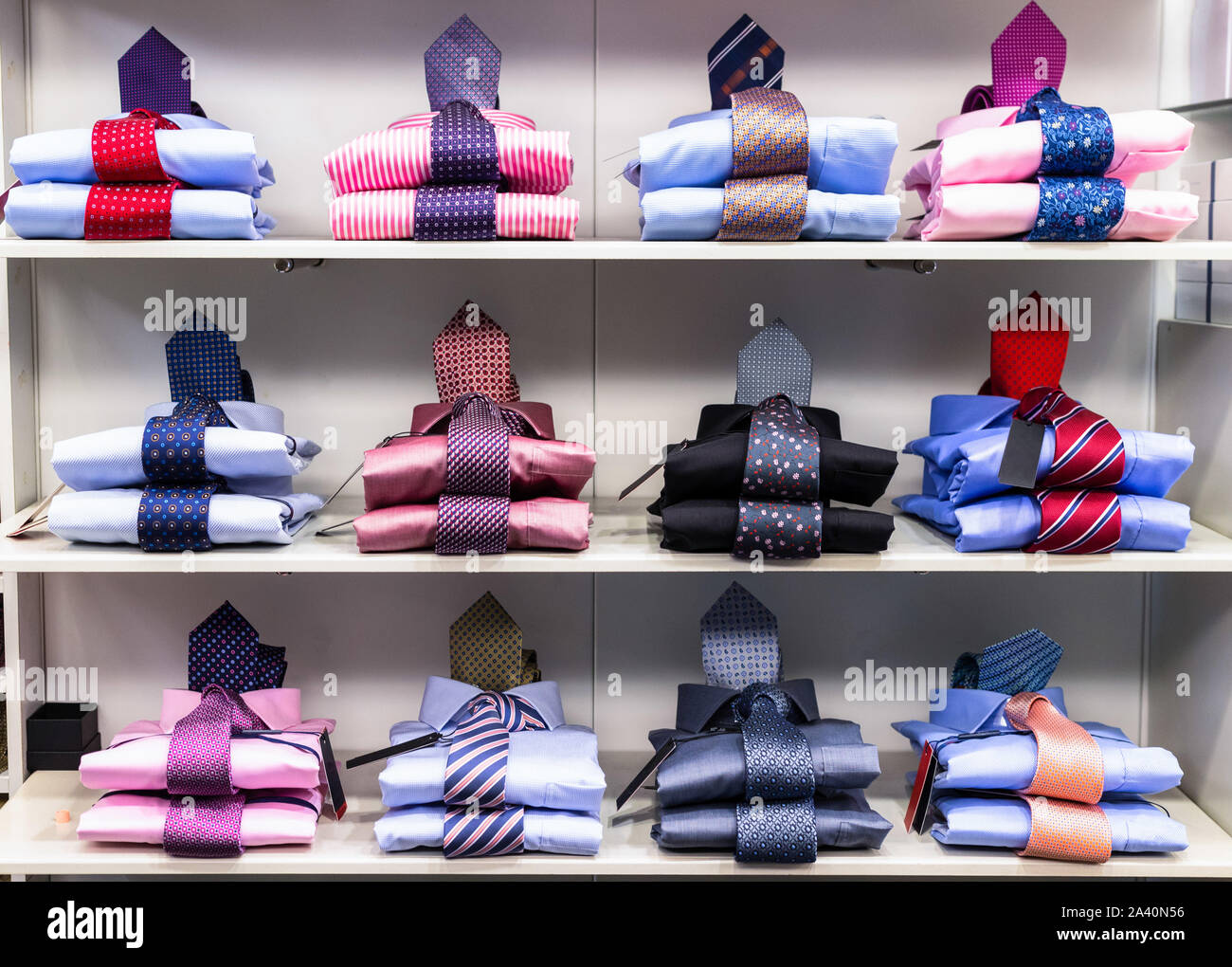 Varie Mens colorate camicie e cravatte in un negozio di abbigliamento Foto Stock