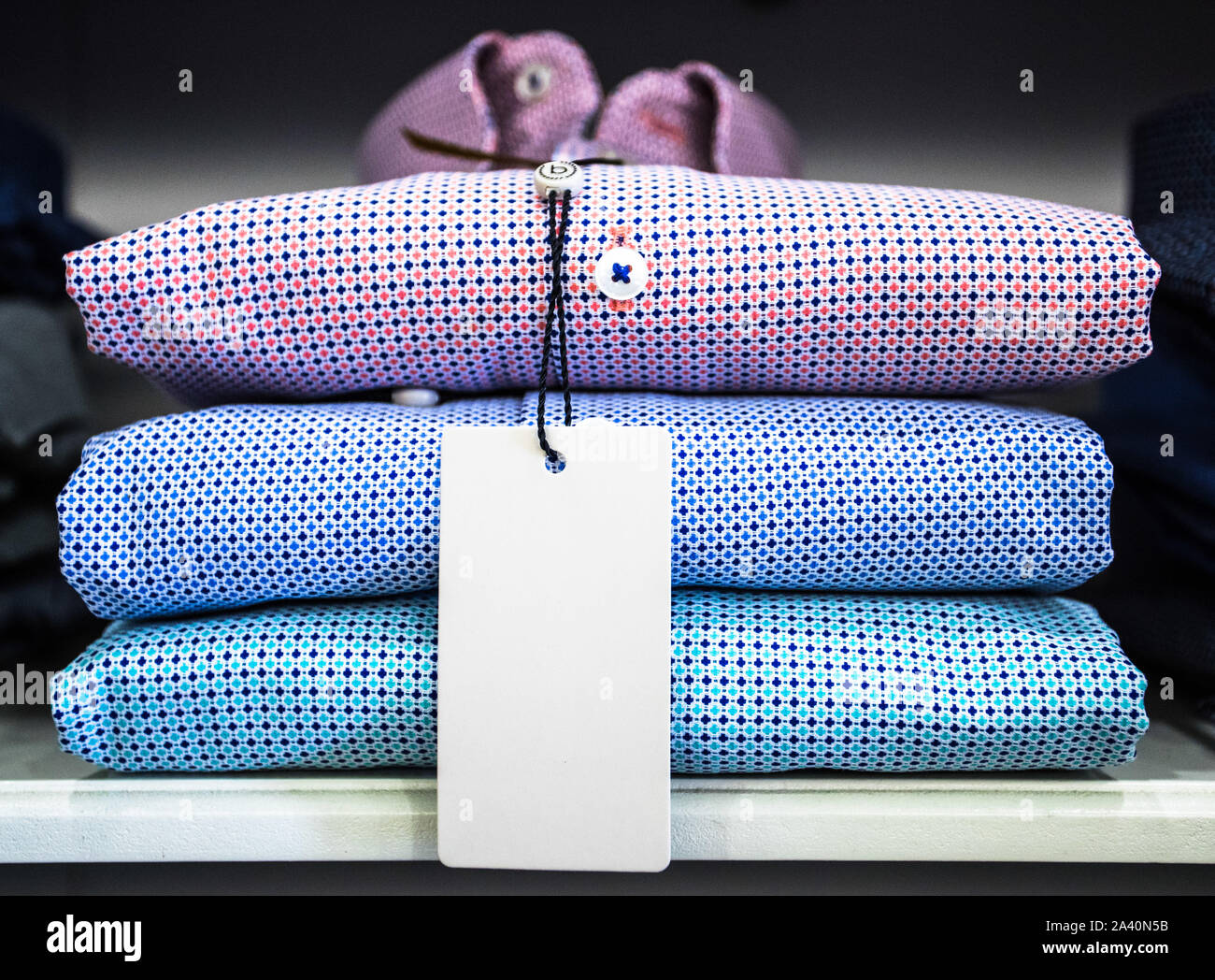 Chiudere fino sulla colorata Mens Dress shirt in un negozio di abbigliamento Foto Stock