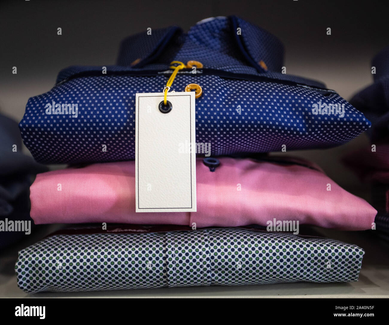 Chiudere fino sulla colorata Mens Dress shirt in un negozio di abbigliamento Foto Stock