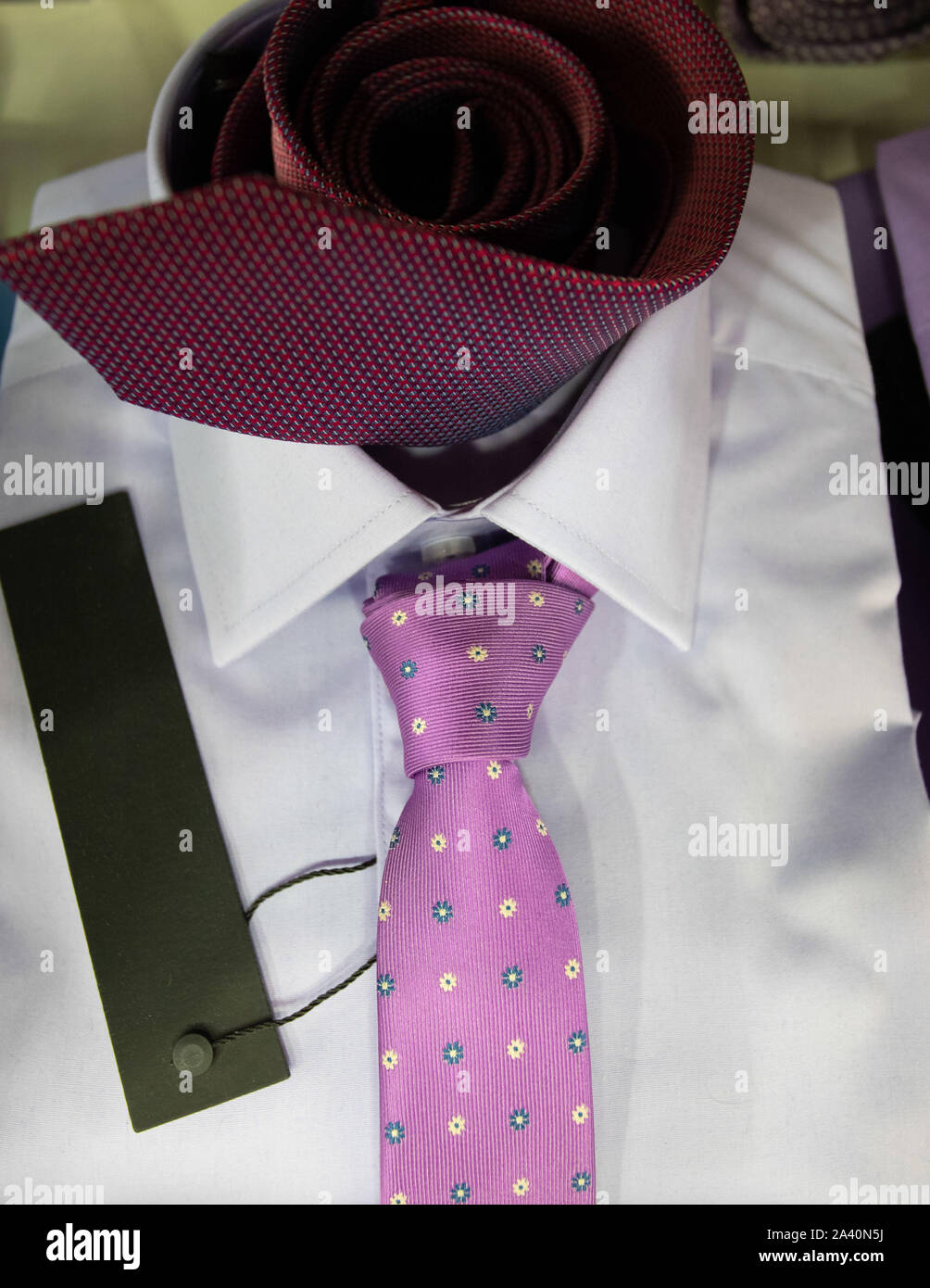 Chiudere fino a Mens Dress shirt e legami in un negozio di abbigliamento Foto Stock