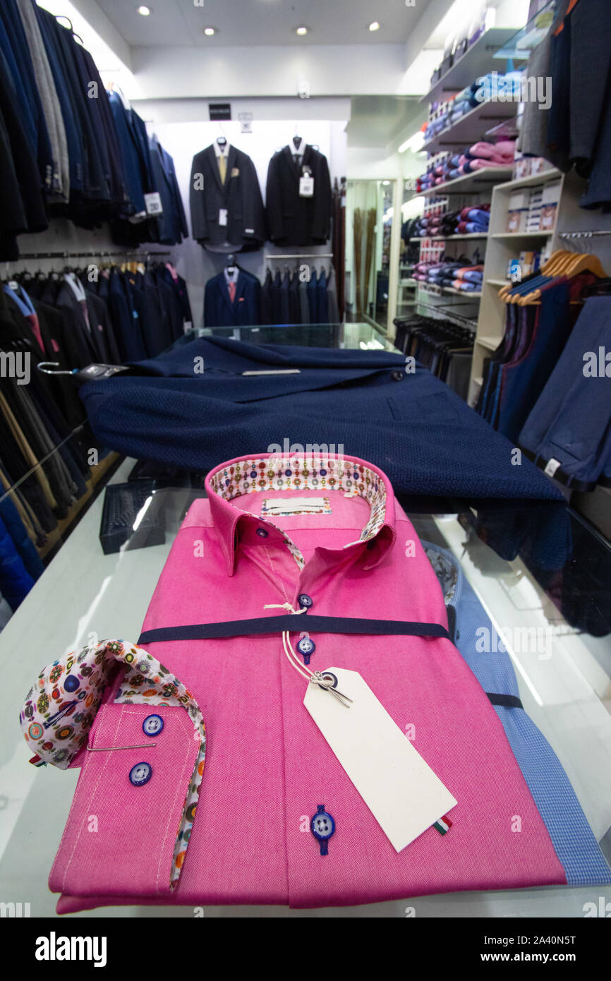 Chiudere fino sulla colorata Mens Dress shirt in un negozio di abbigliamento Foto Stock