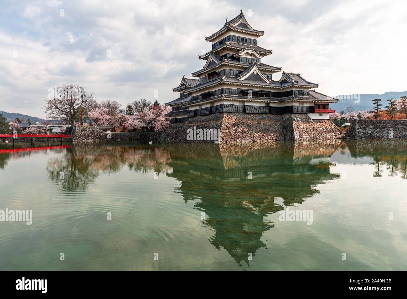 Il vecchio castello giapponese si riflette nel fossato del Castello Matsumoto, Matsumoto, Nagano, Giappone Foto Stock