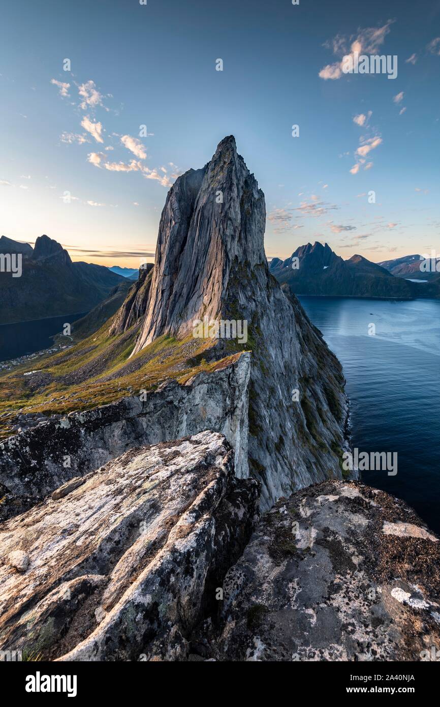 Ripida montagna Segla, fjord Mefjorden con montagne, isola Senja, Troms, Norvegia Foto Stock