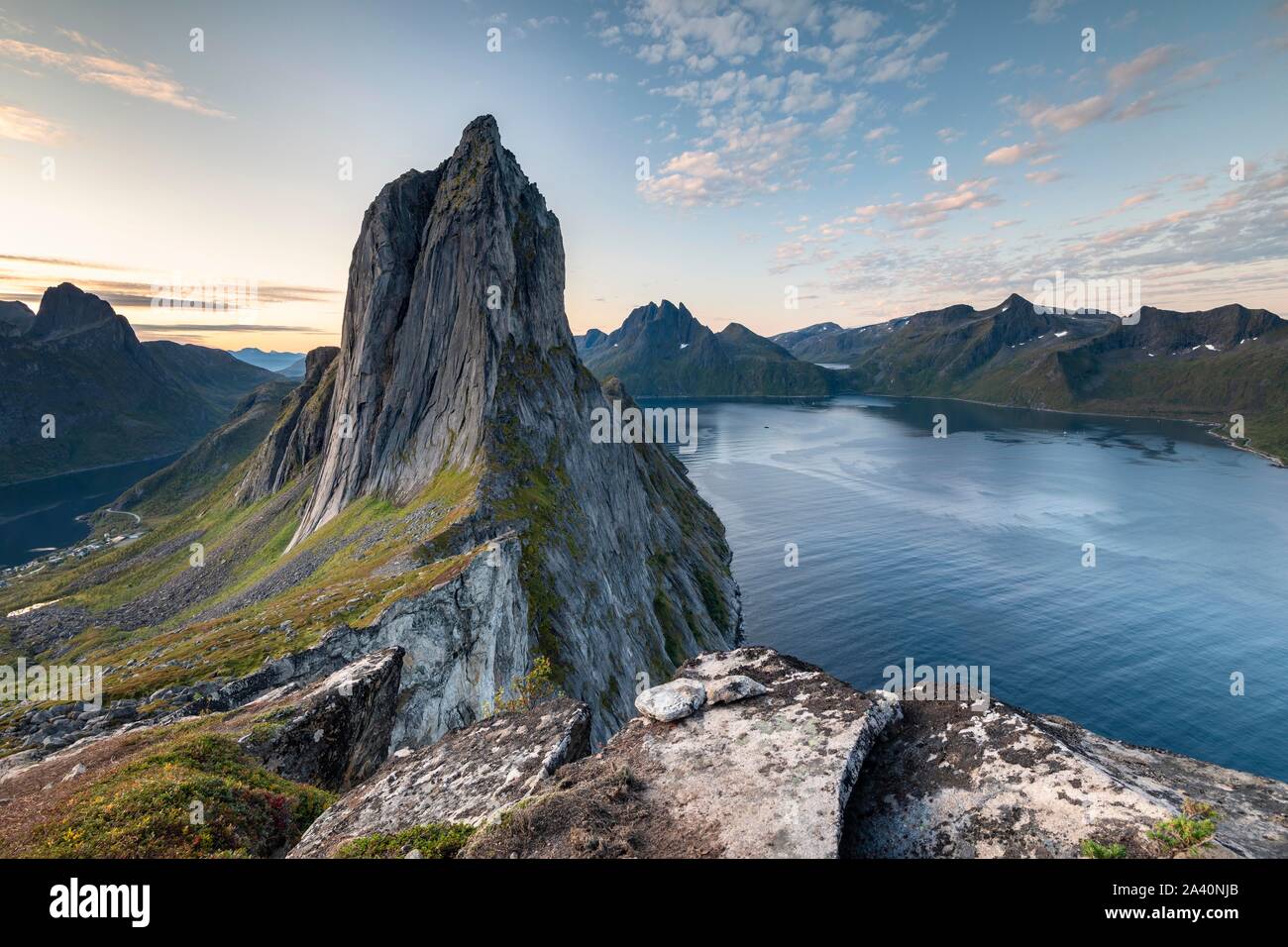 Ripida montagna Segla, fjord Mefjorden con montagne, isola Senja, Troms, Norvegia Foto Stock