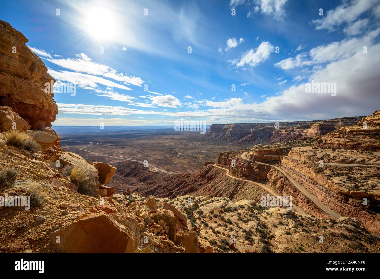 Moki Dugway supera il bordo del Cedar Mesa, vista la Valle degli Dèi, porta le orecchie del monumento nazionale, Utah State Route 261, Utah, Stati Uniti d'America Foto Stock