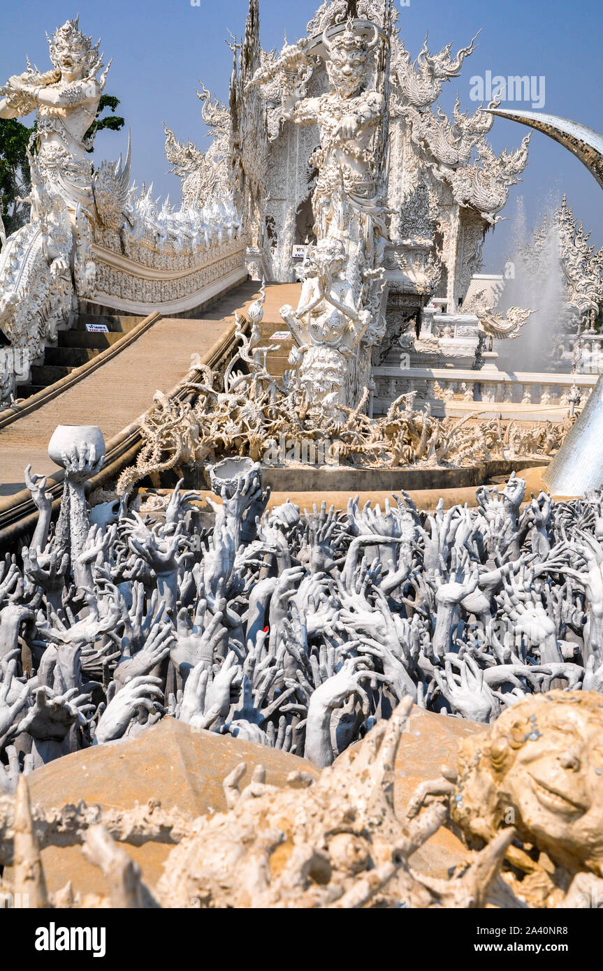 Un elemento del bianco / tempio Wat Rong Khun in Chiang Rai, a nord della Thailandia. Molte mani portata fuori. Foto Stock