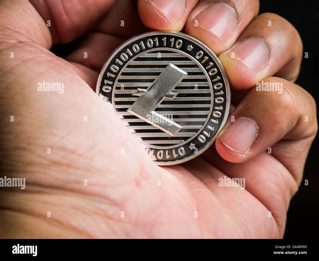 Business mano maschio è azienda litecoin argento. Valore aziendale cryptocurrency sono costosi. Foto Stock