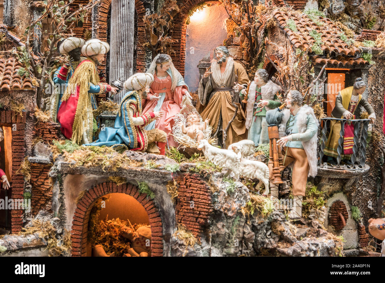 L'arte del presepe napoletano di San Gregorio Armeno, S. Gregorio Armeno è una piccola strada nel centro storico di Napoli, Italia. Foto Stock