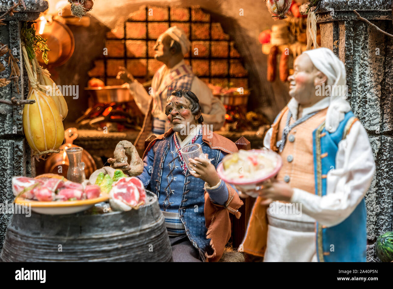 L'arte del presepe napoletano di San Gregorio Armeno, S. Gregorio Armeno è una piccola strada nel centro storico di Napoli, Italia. Foto Stock