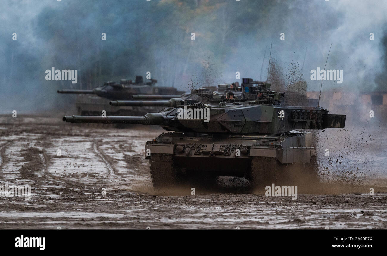 Munster, Germania. Undicesimo oct, 2019. Leopard 2A6' di carri armati delle forze armate tedesche attraversare la zona di formazione durante la formazione informatica esercizio "Operazioni di Terra 2019'. Nelle informazioni di esercizio delle operazioni di Terra 2019 delle forze armate tedesche, l'esercito, il servizio medico e il Cyber forze di dimostrare le loro capacità davanti al pubblico di casa e all'estero. Credito: Philipp Schulze/dpa/Alamy Live News Foto Stock