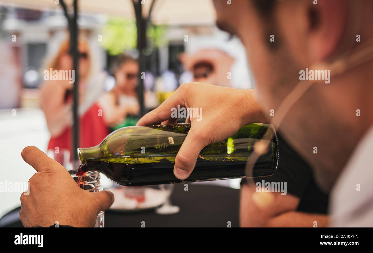 Sommelier serve vino con un nuovo stappare la bottiglia senza un collo di bottiglia Foto Stock
