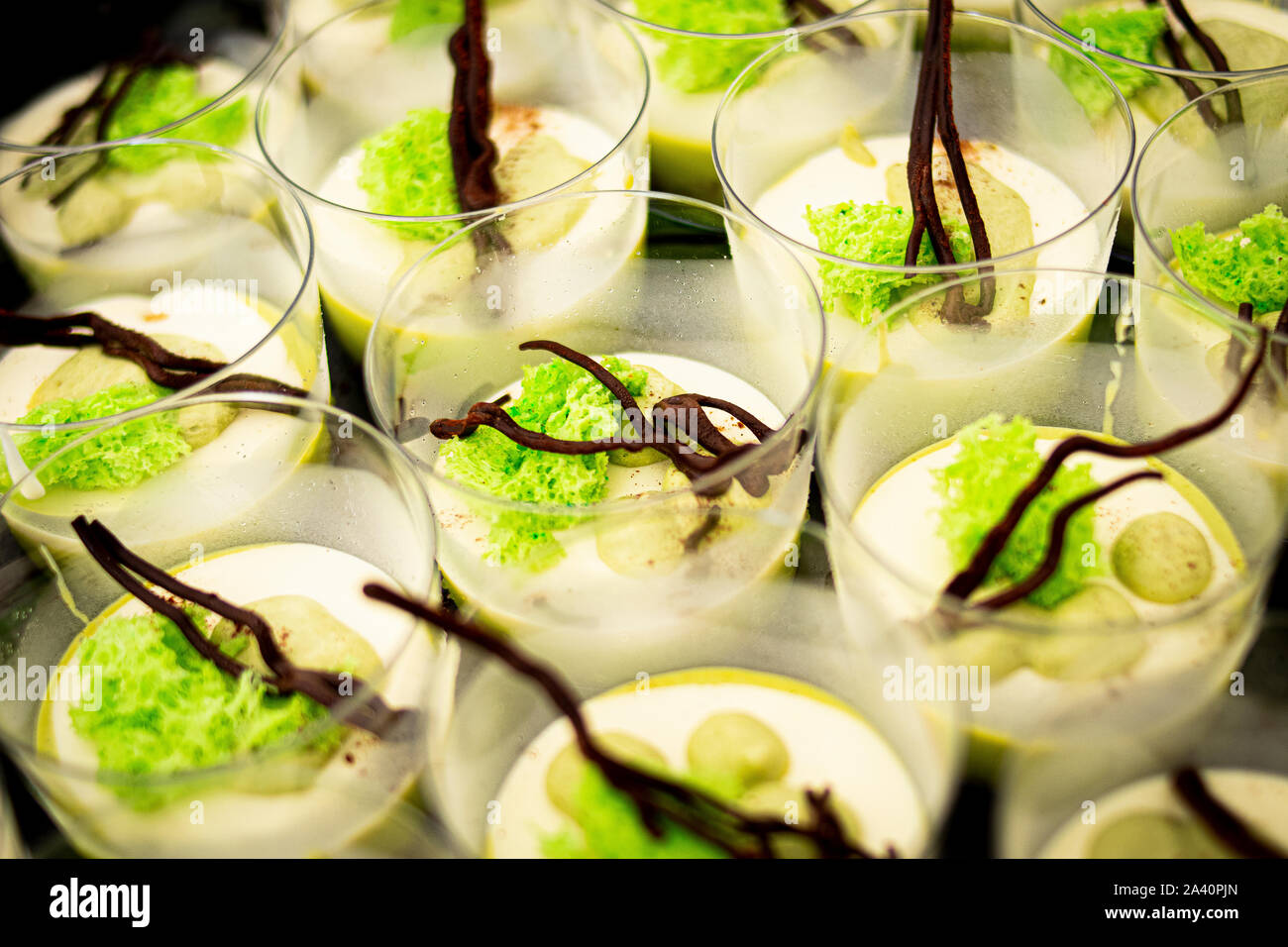 Il freddo dessert servito in tazza di vetro con il bianco e il verde elementi del maestro pasticciere Foto Stock