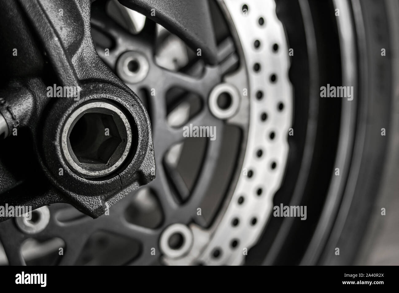 L'assale delle ruote anteriori di una motocicletta sportiva Foto Stock