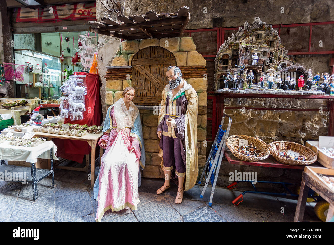 L'arte del presepe napoletano di San Gregorio Armeno, S. Gregorio Armeno è una piccola strada nel centro storico di Napoli, Italia. Foto Stock