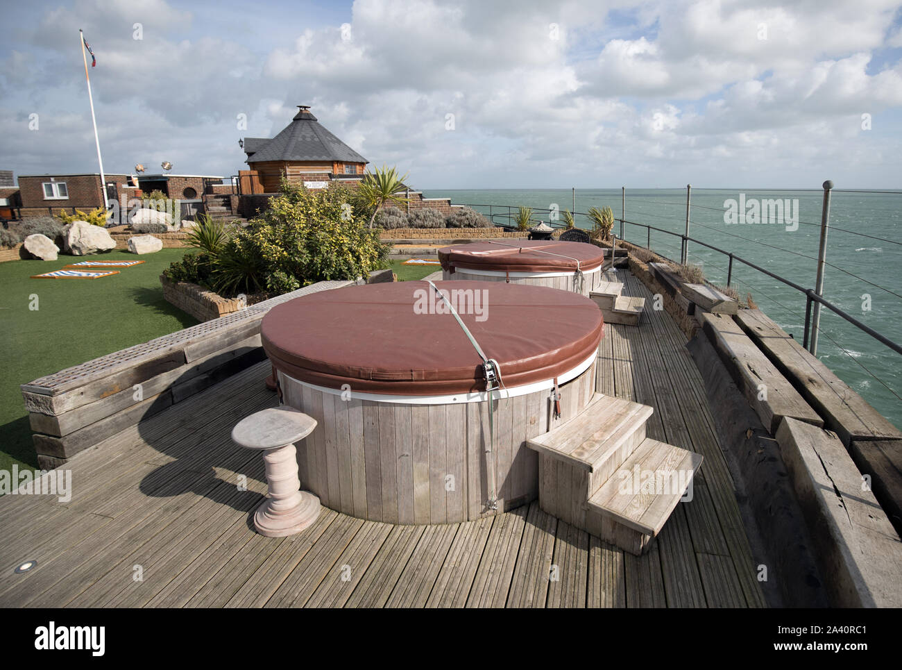 Vista generale di vasche idromassaggio sulla sommità di nessun uomo forte, che è parte del Solent forti ed è in vendita con Colliers lungo con Spitbank Fort. Le due fortezze sono ex "Palmerston Forts" costruita nel XIX secolo e oggi sono entrambi hotel di lusso. Foto Stock