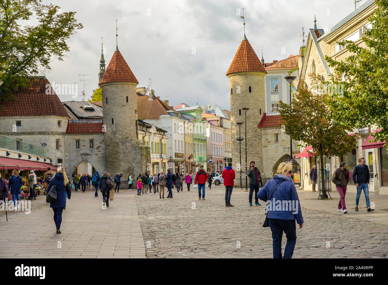 Torre della porta di Viru nella città vecchia di Tallinn, Estonia Foto Stock