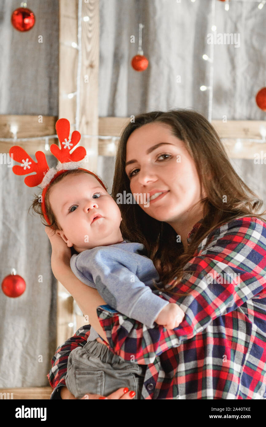 Natale corna rossa. Funny baby indossando corna. Separatamente su un sfondo di Natale. positivo anno nuovo Foto Stock