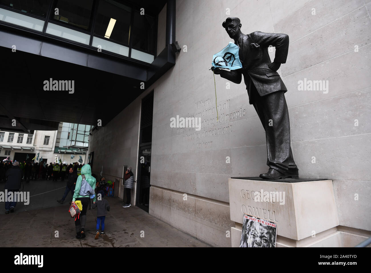 Un indicatore posto sulla statua di George Orwell al di fuori della nuova BBC Broadcasting House di Londra, durante una ribellione di estinzione (XR) protesta. Foto Stock