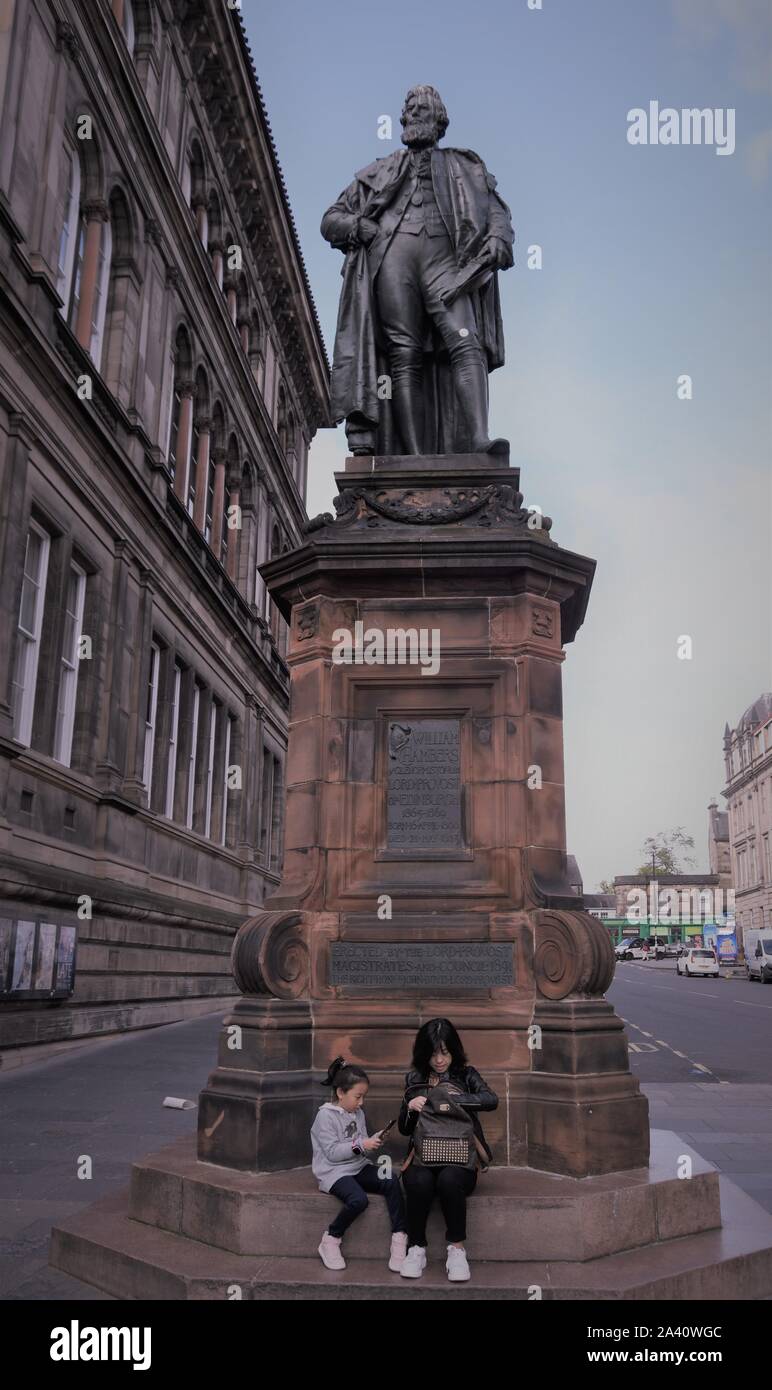William Chambers - il Lord Provost di Edimburgo 1865-69 al di fuori del Museo Nazionale. Foto Stock