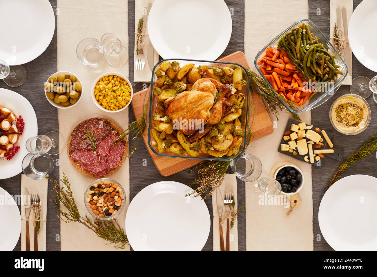 Angolo di Alta Vista della vacanza la cena sul tavolo con il tacchino arrosto nel mezzo preparato per il giorno del Ringraziamento Foto Stock