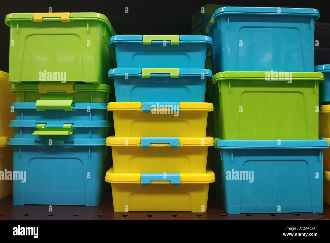 Contenitori di plastica alimentare in verde, giallo e blu. Speciali contenitori per la conservazione di alimenti e prodotti, i pranzi e le verdure. Foto Stock