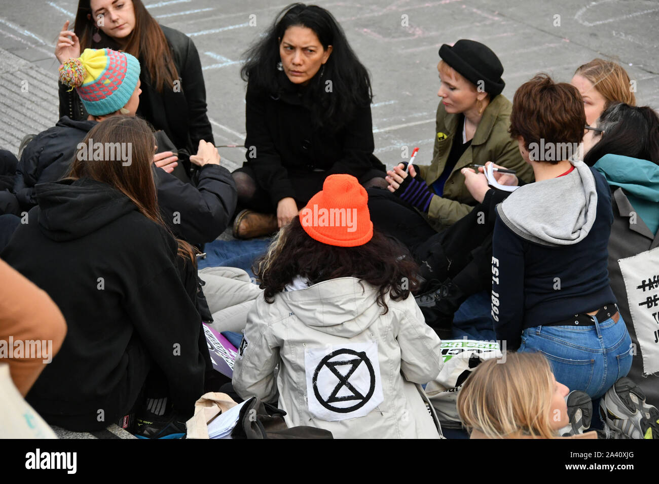 Londra, Regno Unito. 10 ottobre, 2019. Estinzione della ribellione manifestanti in Trafalgar Square, Londra London, Regno Unito - 10 ottobre 2019 Credit: Nils Jorgensen/Alamy Live News Foto Stock