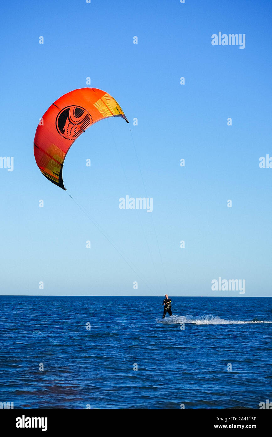 Un uomo di kitesurf con un Cabrinha Switchblade al largo della costa di Texel in Olanda. Foto Stock