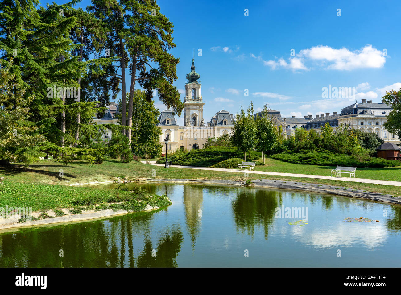 Il parco verde con vista sul bellissimo barocco Castello Festetics a Keszthely Ungheria riflessione nel lago di stagno Foto Stock