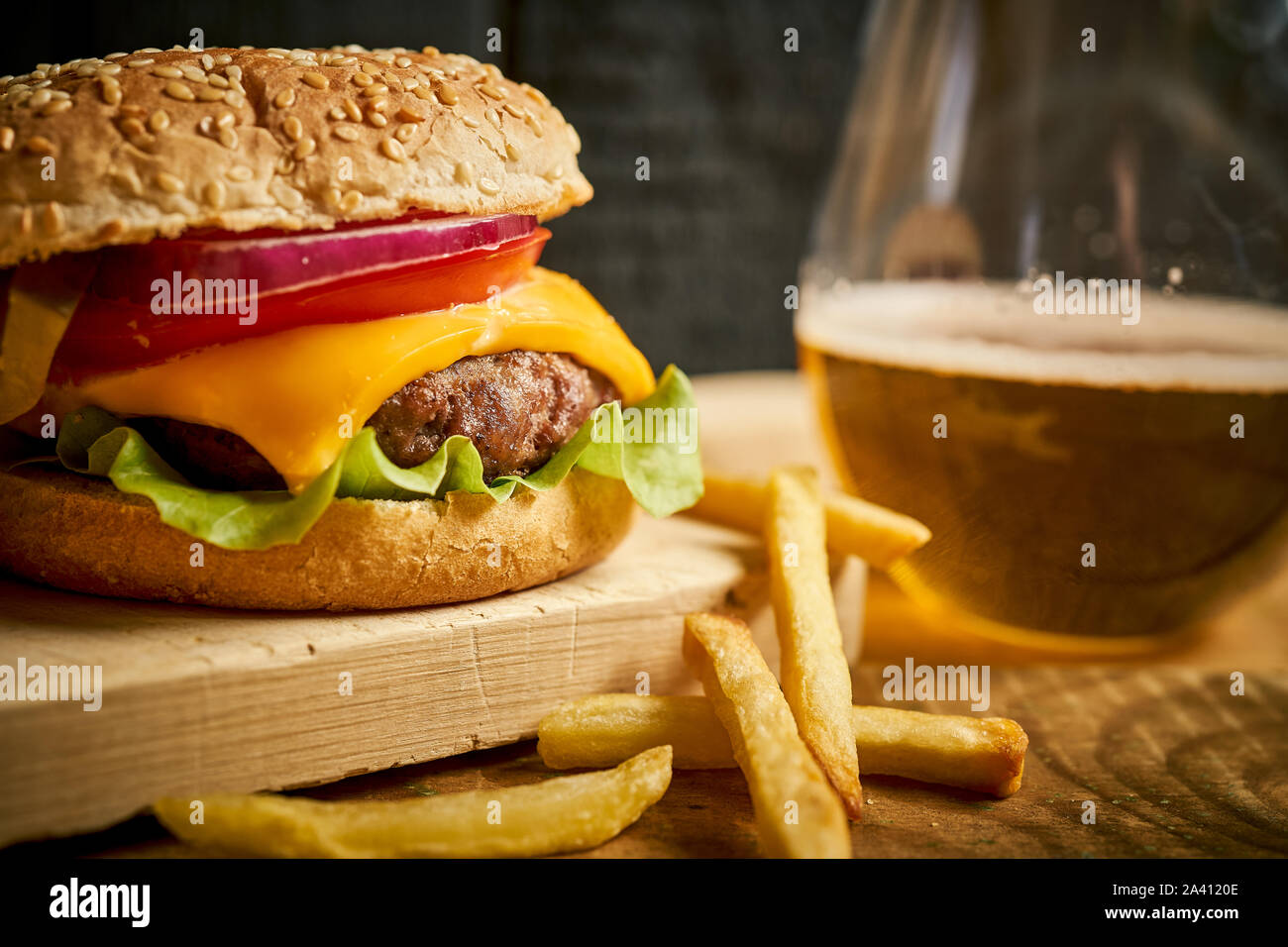 Close up di gustosi hamburger sul tavolo di legno e sfondo nero Foto Stock