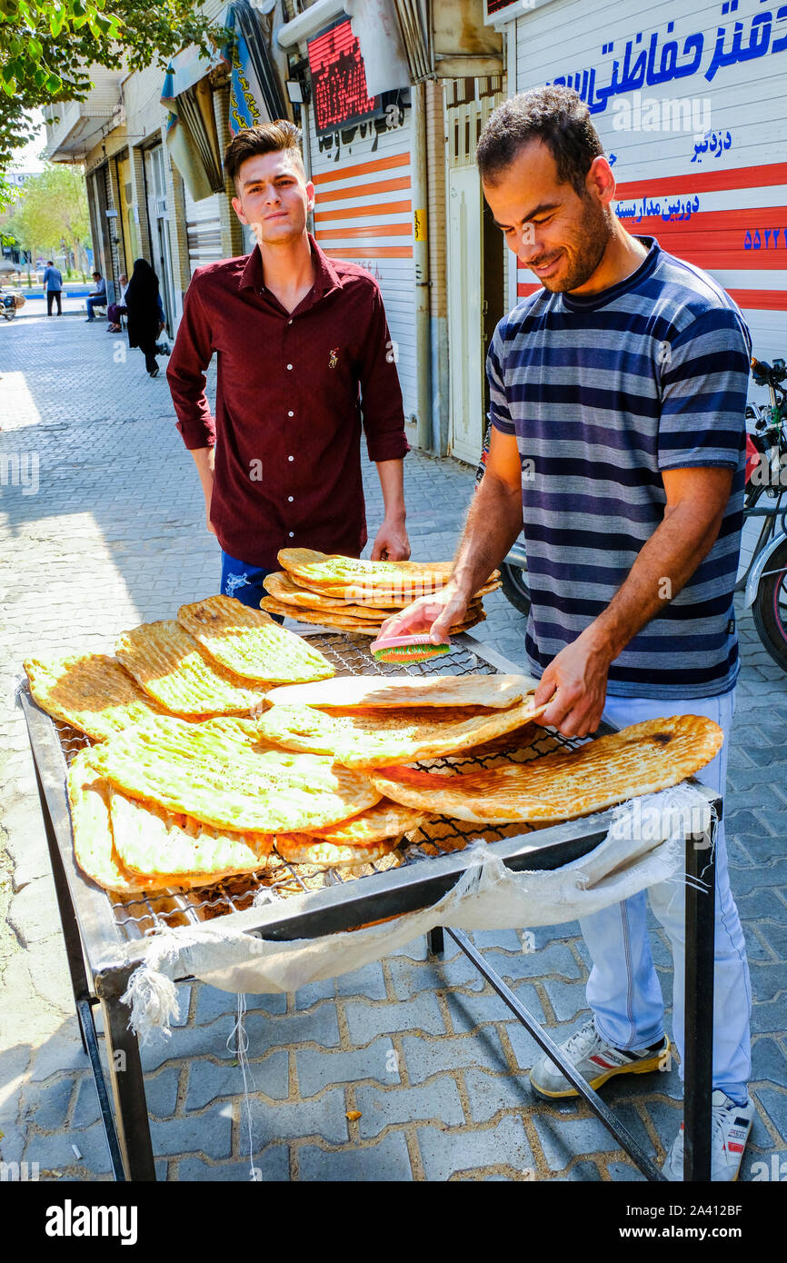 Fare gli uomini pane iraniano (barbari pane) su di una strada. Foto Stock