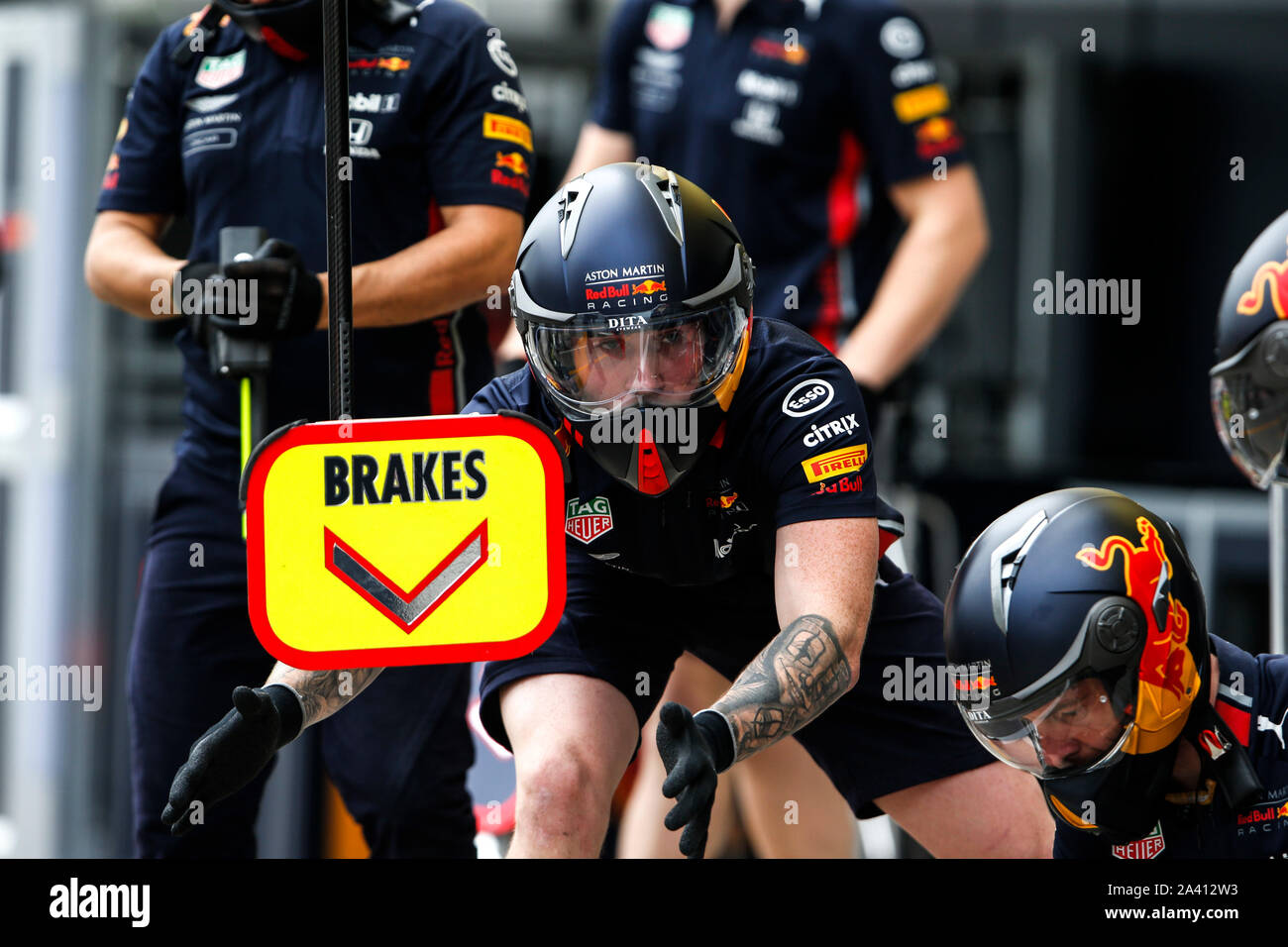 Suzuka, in Giappone. Undicesimo oct, 2019. Motorsports: FIA Formula One World Championship 2019, il Gran Premio del Giappone, meccanico di Aston Martin Red Bull Racing Credit: dpa/Alamy Live News Foto Stock