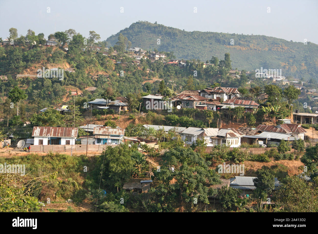 Vista di Mon città su una collina boschiva del Nagaland, India Foto Stock