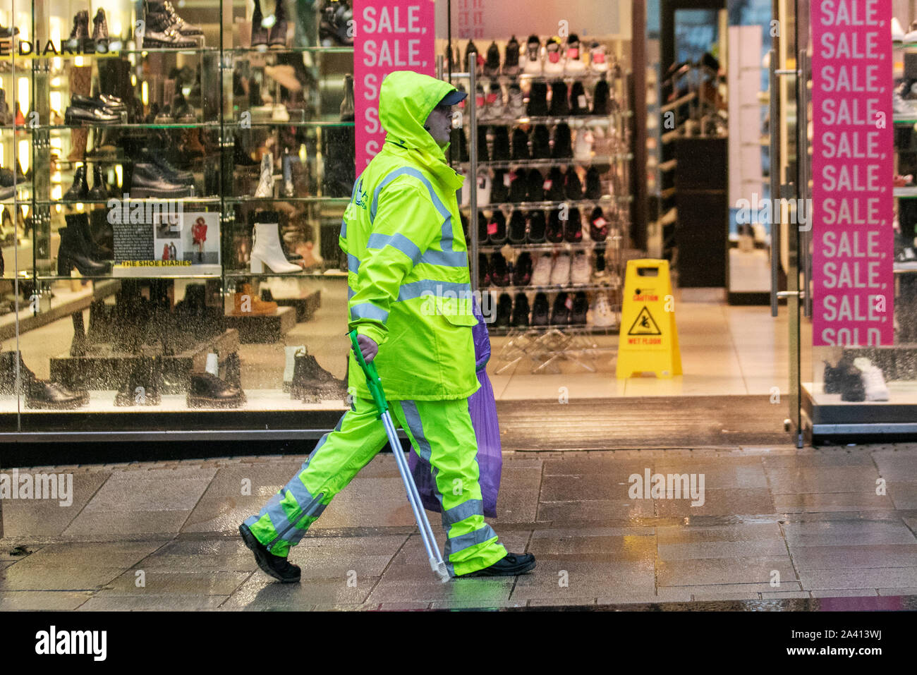 Preston, Lancashire. Regno Unito Meteo. 11 ottobre, 2019. Regno Unito Pesanti rovesci e piogge torrenziali nel centro della citta' di Preston. Un umido molto inizio nel nord-ovest , con piogge particolarmente pesanti su terra superiore showery meteo è previsto per tutta la giornata. Met Office come avviso di due settimane di pioggia per colpire in un giorno. Credito: MediaWorldImages/AlamyLiveNews Foto Stock