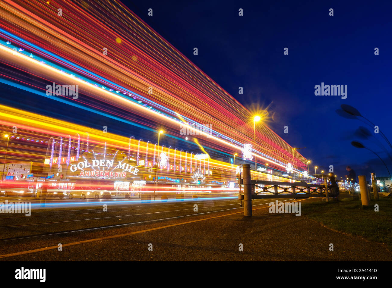 Le striature di un illuminato Blackpool Tram come si muove lungo la Promenade durante l annuale Luminarie di Blackpool. Foto Stock