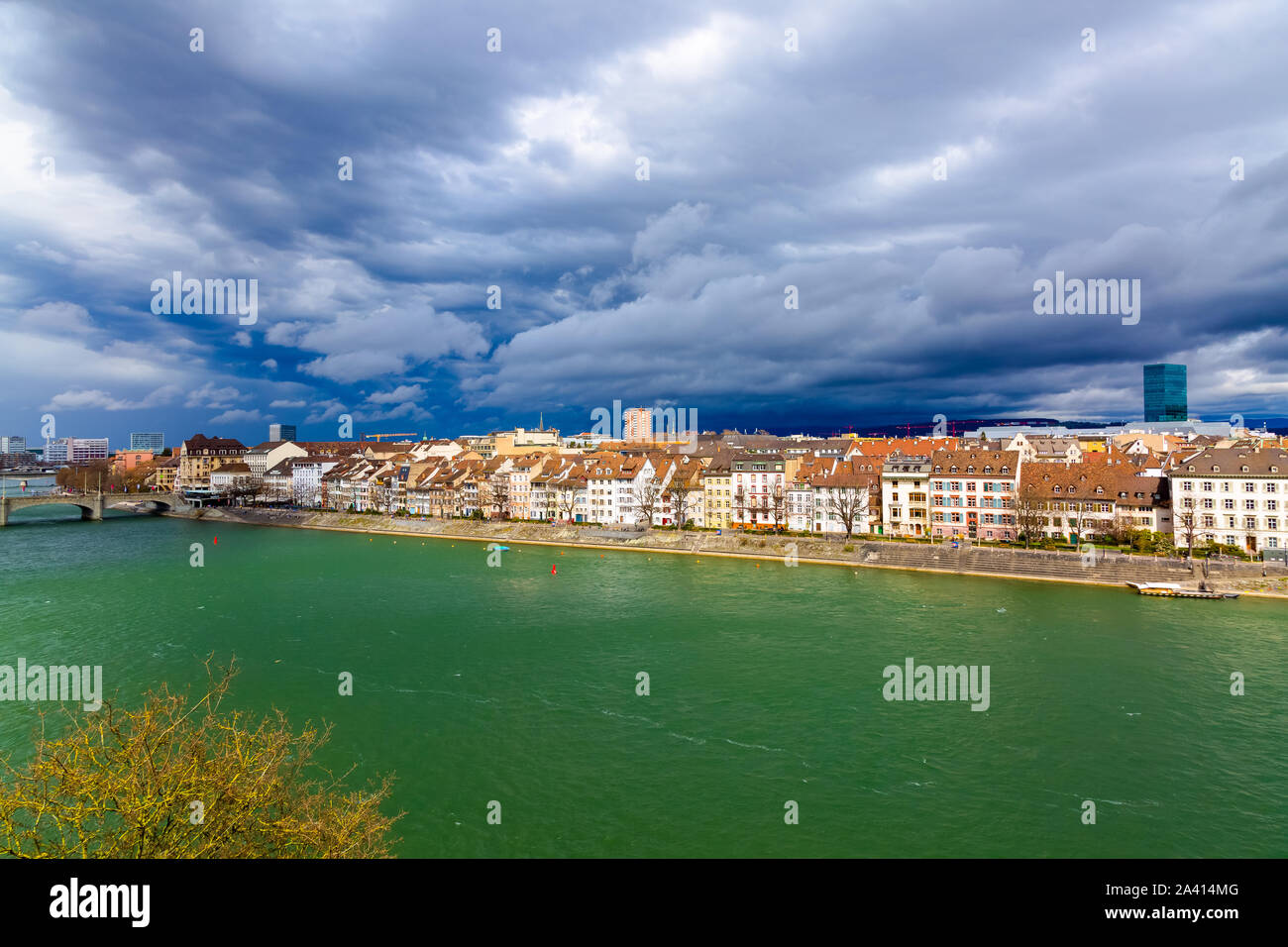 Architettura di Basilea lungo il fiume Reno e nuvole temporalesche a Basilea in Svizzera. Foto Stock