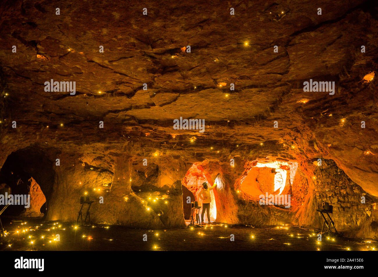 I controlli finali vengono eseguiti all'interno del Bristol Redcliffe Grotte, un uomo-fatta rete di caverne e catacombe che scorrono al di sotto della città, dove ci sono guerrieri della luce e del suono arte di installazione viene preparato per Bristol è bi-annuale di Contemporary Arts Festival nel fra tempo. Foto Stock